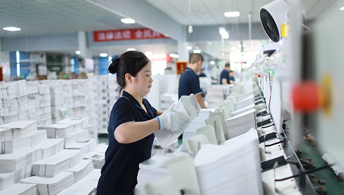 新華印務(wù)鉚足干勁 確?！罢n前到書 人手一冊”